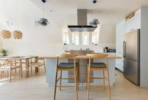 Brand New Modern A-Frame In Kings Beach Two Blocks From The Beach的厨房或小厨房