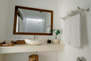 un bagno con lavandino e specchio di Namika Villas Ubud ad Ubud