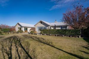 Κήπος έξω από το Tranquil on Ribbonwood - Wanaka Holiday Home