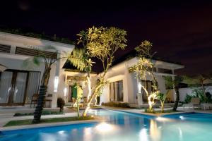 una villa con piscina di notte di Namika Villas Ubud ad Ubud