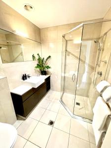 Ett badrum på Portside Hotel Gisborne