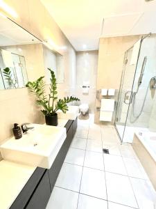 uma casa de banho com 2 lavatórios e um chuveiro em Portside Hotel Gisborne em Gisborne