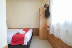 Katil atau katil-katil dalam bilik di RedDoorz near Exit Toll Sirkuit Sentul