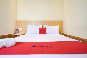 Katil atau katil-katil dalam bilik di RedDoorz near Exit Toll Sirkuit Sentul