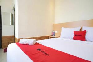 Katil atau katil-katil dalam bilik di RedDoorz near Exit Toll Sirkuit Sentul