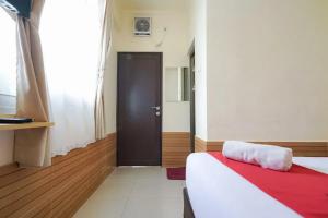Katil atau katil-katil dalam bilik di RedDoorz near Exit Toll Sirkuit Sentul