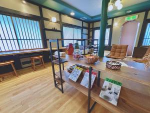 um quarto com uma mesa com livros em BUNA KUSATSU Onsen Inn em Kusatsu