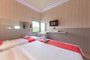 Katil atau katil-katil dalam bilik di RedDoorz near Exit Toll Sirkuit Sentul