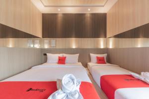 Katil atau katil-katil dalam bilik di RedDoorz near Exit Toll Sirkuit Sentul