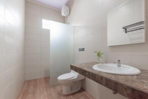 Bilik mandi di RedDoorz near Exit Toll Sirkuit Sentul
