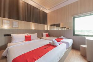 Katil atau katil-katil dalam bilik di RedDoorz near Exit Toll Sirkuit Sentul