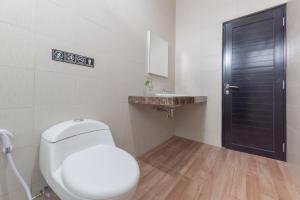 Bilik mandi di RedDoorz near Exit Toll Sirkuit Sentul