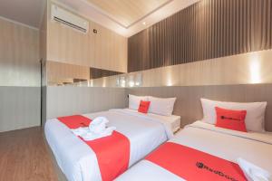 Katil atau katil-katil dalam bilik di RedDoorz near Exit Toll Sirkuit Sentul
