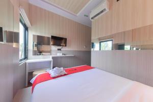 Katil atau katil-katil dalam bilik di RedDoorz near Exit Toll Sirkuit Sentul
