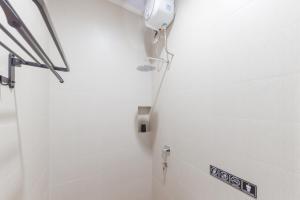 Bilik mandi di RedDoorz near Exit Toll Sirkuit Sentul
