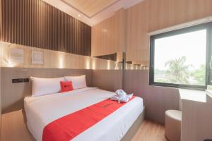 Katil atau katil-katil dalam bilik di RedDoorz near Exit Toll Sirkuit Sentul