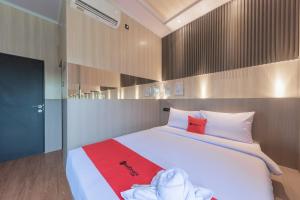 Llit o llits en una habitació de RedDoorz near Exit Toll Sirkuit Sentul