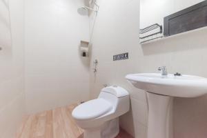 Bilik mandi di RedDoorz near Exit Toll Sirkuit Sentul