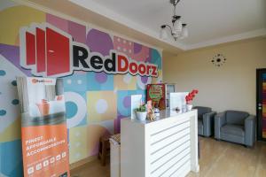 Ruang duduk di RedDoorz near Exit Toll Sirkuit Sentul