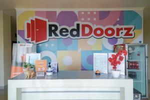 Sijil, anugerah, tanda atau dokumen lain yang dipamerkan di RedDoorz near Exit Toll Sirkuit Sentul