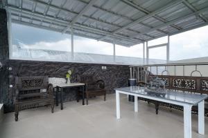 Balkoni atau teres di RedDoorz near Exit Toll Sirkuit Sentul
