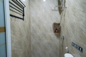Bilik mandi di RedDoorz near Exit Toll Sirkuit Sentul