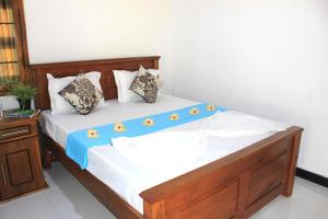 una camera da letto con un letto con anatre di Sigiri Sanu Villa a Sigiriya