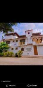un grande edificio bianco con un piano attico di Hotel Posada Casa del Abuelo a Santa Cruz Huatulco Altre 14 foto