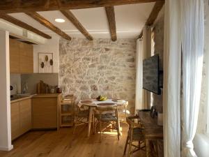 a kitchen and dining room with a table and chairs at Casa di Luna Rovigno in Rovinj