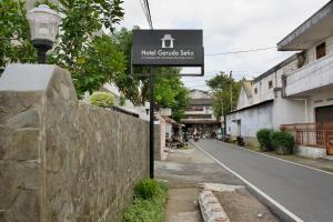un cartello stradale sul lato di una strada di Garuda Setia Hotel a Kutoarjo