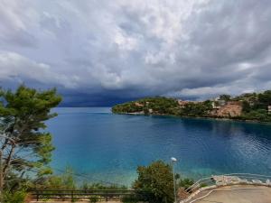 萨利Apartman Bella 3的一大片水域的景色