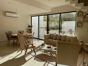 Χώρος καθιστικού στο Hermosa Casa de 3 pisos en Condominio de lujo Playa del Carmen