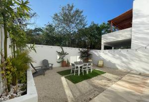 Κήπος έξω από το Hermosa Casa de 3 pisos en Condominio de lujo Playa del Carmen