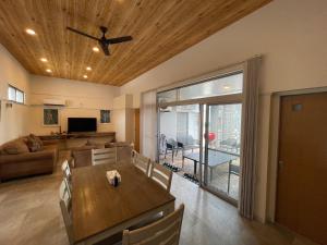 TV a/nebo společenská místnost v ubytování #良いロケーション #割引セール #BBQ可能 #長期滞在歓迎 -- Kokopelli House NAGO --