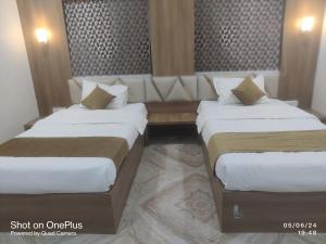 Letto o letti in una camera di Hotel Praj Paradise