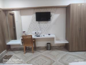 TV o dispositivi per l'intrattenimento presso Hotel Praj Paradise