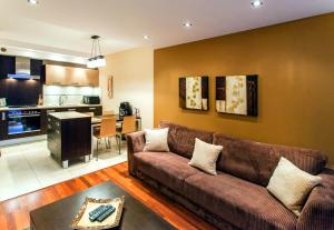 salon z kanapą i kuchnią w obiekcie Apartament Tit Aquarius Spa w Kołobrzegu