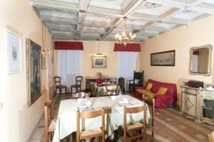a living room with a table and a couch at Montelupone Bed & Breakfast in Montelupone
