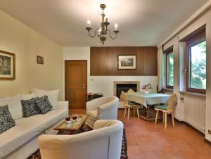 a living room with a couch and a table at Villa Atelier Baron Killi in Caldaro