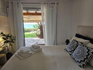 sypialnia z łóżkiem z ręcznikami w obiekcie Beachfront House 13 ,Glyfada w mieście Glifada +37 zdjęć