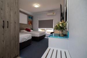Rúm í herbergi á Manjimup Motor Inn