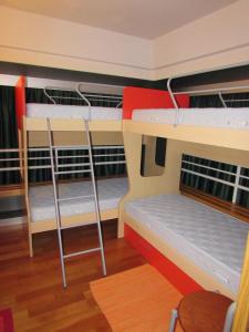 マリッレーヴァにあるApartment Albaré Residenceの二段ベッド2組が備わる客室です。