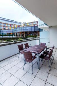 stół i krzesła na dachu budynku w obiekcie Apartament Tit Aquarius Spa w Kołobrzegu