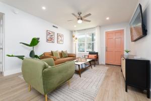 Televisyen dan/atau pusat hiburan di Be A Nomad - Margaret House - 2blks from the Bch