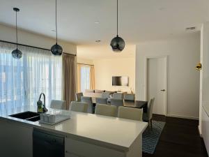 cocina y sala de estar con comedor en ‘The bayside’ Beautifully brand new house en Mentone