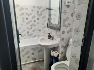Bilik mandi di Apartament în regim hotelier +7 gambar