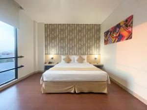 Cama o camas de una habitación en Hotel 88 Embong Malang Tunjungan Surabaya by WH - Breakfast with The Best View on The Highest Floor and Strategic Location in The City Center