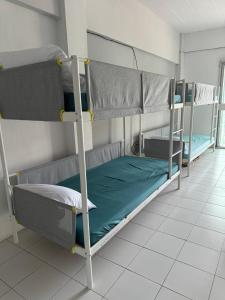 een kamer met 2 stapelbedden in een ziekenhuis bij JS786 Hostel in Pattaya