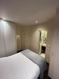 Un ou plusieurs lits dans un hébergement de l'établissement Cocon chaleureux & charmant - Nation