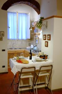 フィレンツェにあるIl Loft di Cinzia&Andrea Family home in HeartOfArtのキッチン(テーブル、椅子2脚、シンク付)